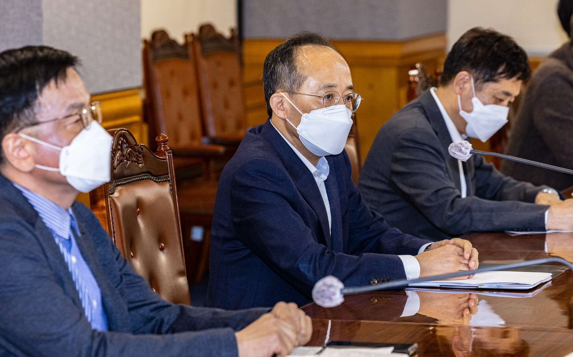 추경호 경제부총리 겸 기획재정부 장관(가운데)을 비롯한 경제부처장들이 23일 오후 서울 중구 은행회관에서 열린 비상 거시경제 금융회의에 입장하고 있다.(사진=연합뉴스)