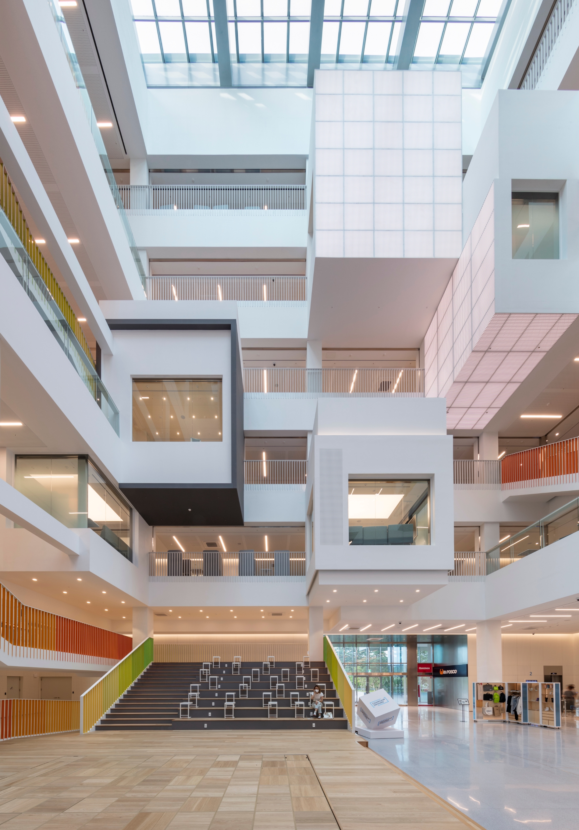 ‘체인지업 그라운드 포항’ 내부. 로비 층부터 최상층까지 뚫려있는 아트리움과 공중에 부양하듯이 설치된 상자 모양의 플로팅 큐브 회의실이 있다.(사진=포스코)