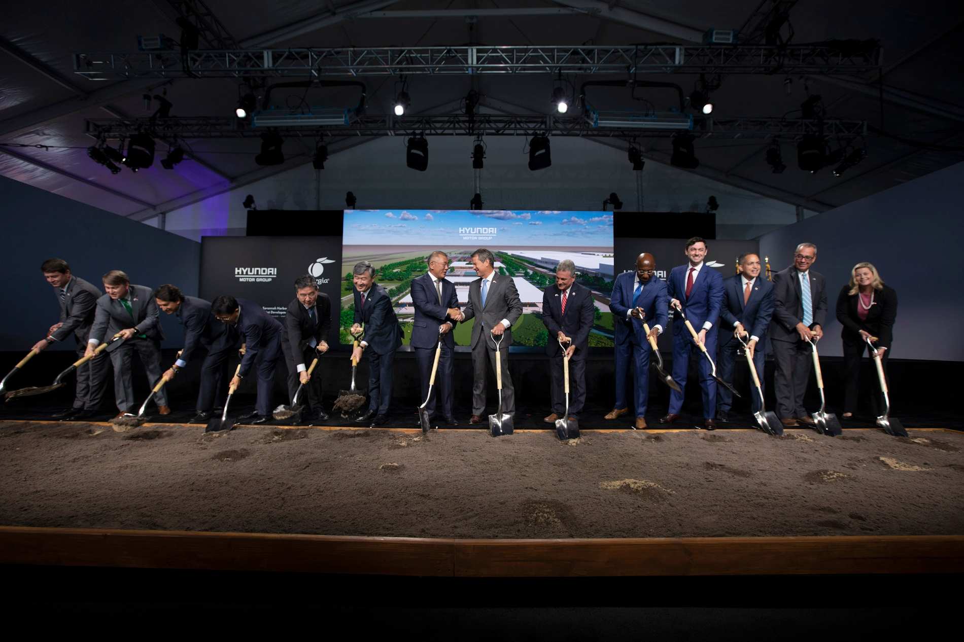 (왼쪽부터) 트립 톨리슨(Trip Tollison) 서배너경제개발청(SEDA) 청장, 팻 윌슨(Pat Wilson) 조지아주 경제개발부 장관, 호세 무뇨즈(José Muñoz) 현대자동차 글로벌 최고운영책임자(COO•사장), 윤승규 기아 북미권역본부장(부사장), 장재훈 현대자동차 사장, 조태용 주미대사, 정의선 현대차그룹 회장(왼쪽 일곱번째), 브라이언 켐프(Brian Kemp) 조지아 주지사, 버디 카터(Buddy Carter) 연방 하원의원, 라파엘 워녹(Raphael Warnock) 연방 상원의원, 존 오소프(Jon Ossoff) 연방 상원의원, 돈 그레이브스(Don Graves) 미 상무부 부장관, 카터 인핑거(Carter Infinger) 브라이언 카운티 위원회 위원장, 안나 샤핀(Anna Chafin) 브라이언 카운티 개발청장.(사진=현대차그룹)