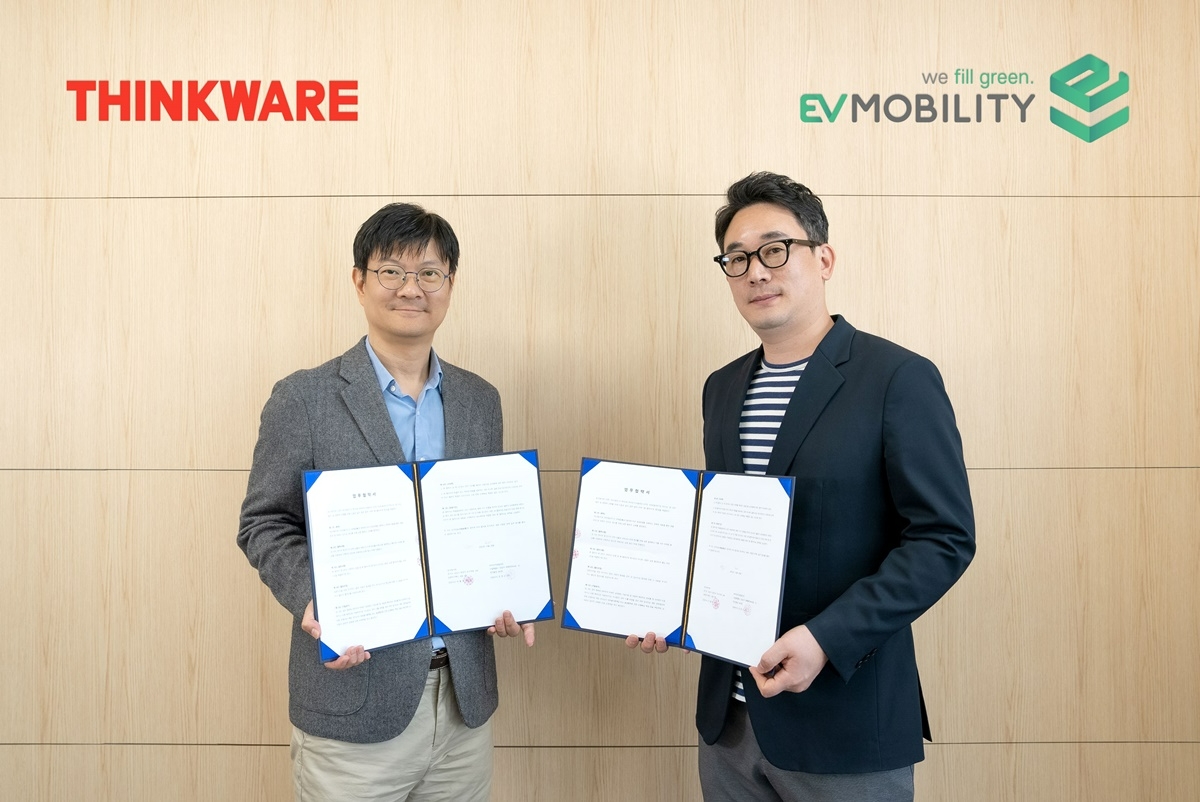 업무협약식에서 (좌) 김태현 팅크웨어 직영사업본부장과 (우) 윤기섭 이브이모빌리티 전략기획본부장.(사진=팅크웨어)