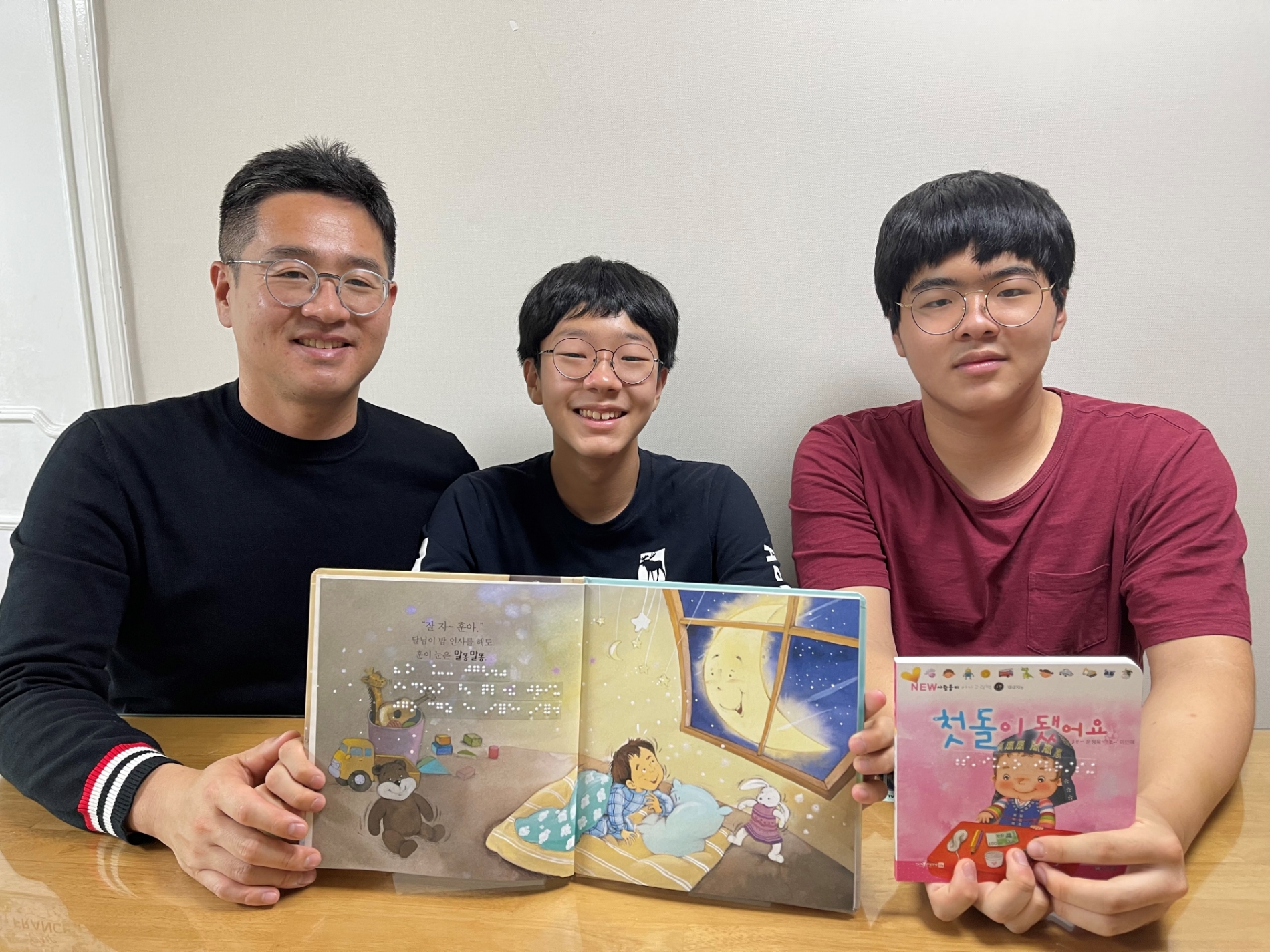 ㈜한화 직원과 가족들이 시각장애 아동을 위한 비대면 점자동화책 만들기 봉사활동을 진행했다.(사진=한화)