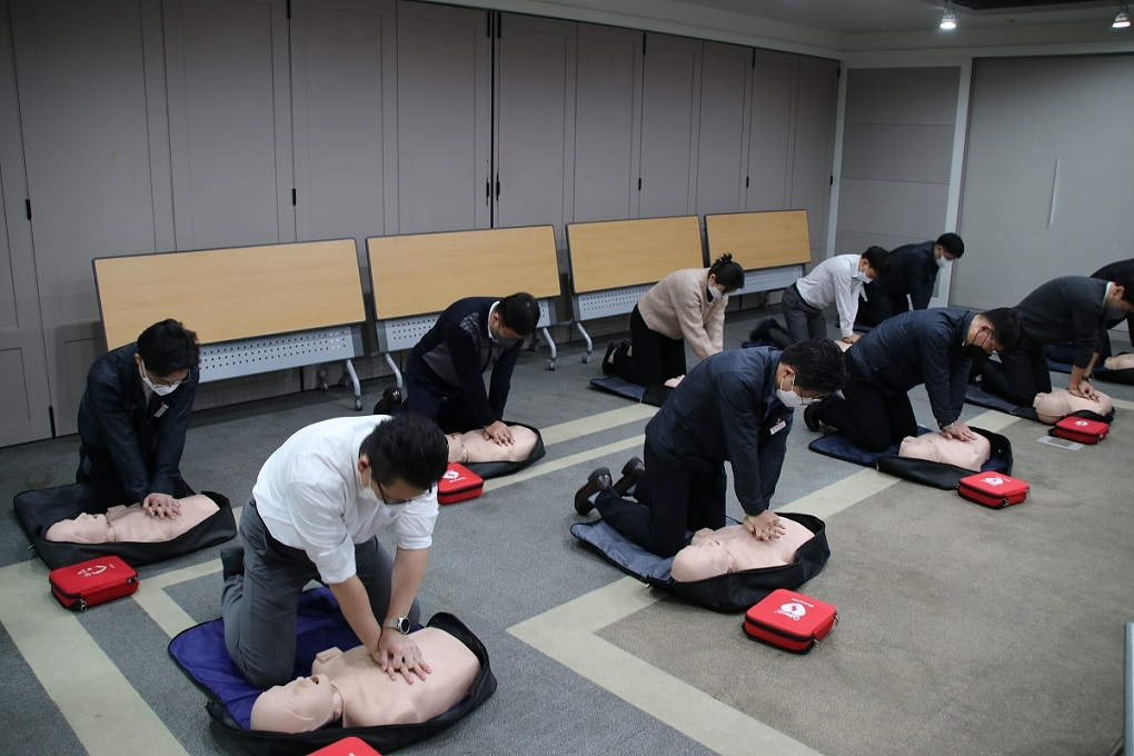 지난 1일 오후 쌍용건설 직원들이 한국응급처치교육원 소속 강사로부터 심폐소생술(CPR) 교육을 받고 있다.(사진=쌍용건설)