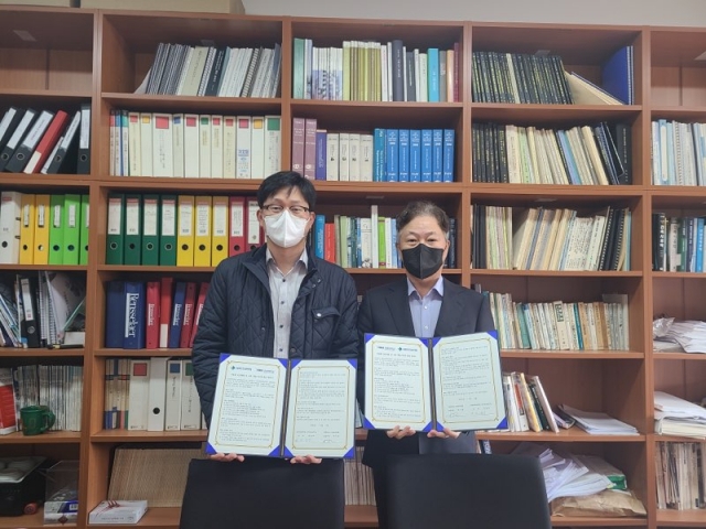 이정석 국토안전관리원 정책연구실장(왼쪽)과 박기봉 강원대학교 건축공학과 교수가 업무협약 후 기념촬영을 하고 있다. (사진=국토안전관리원)