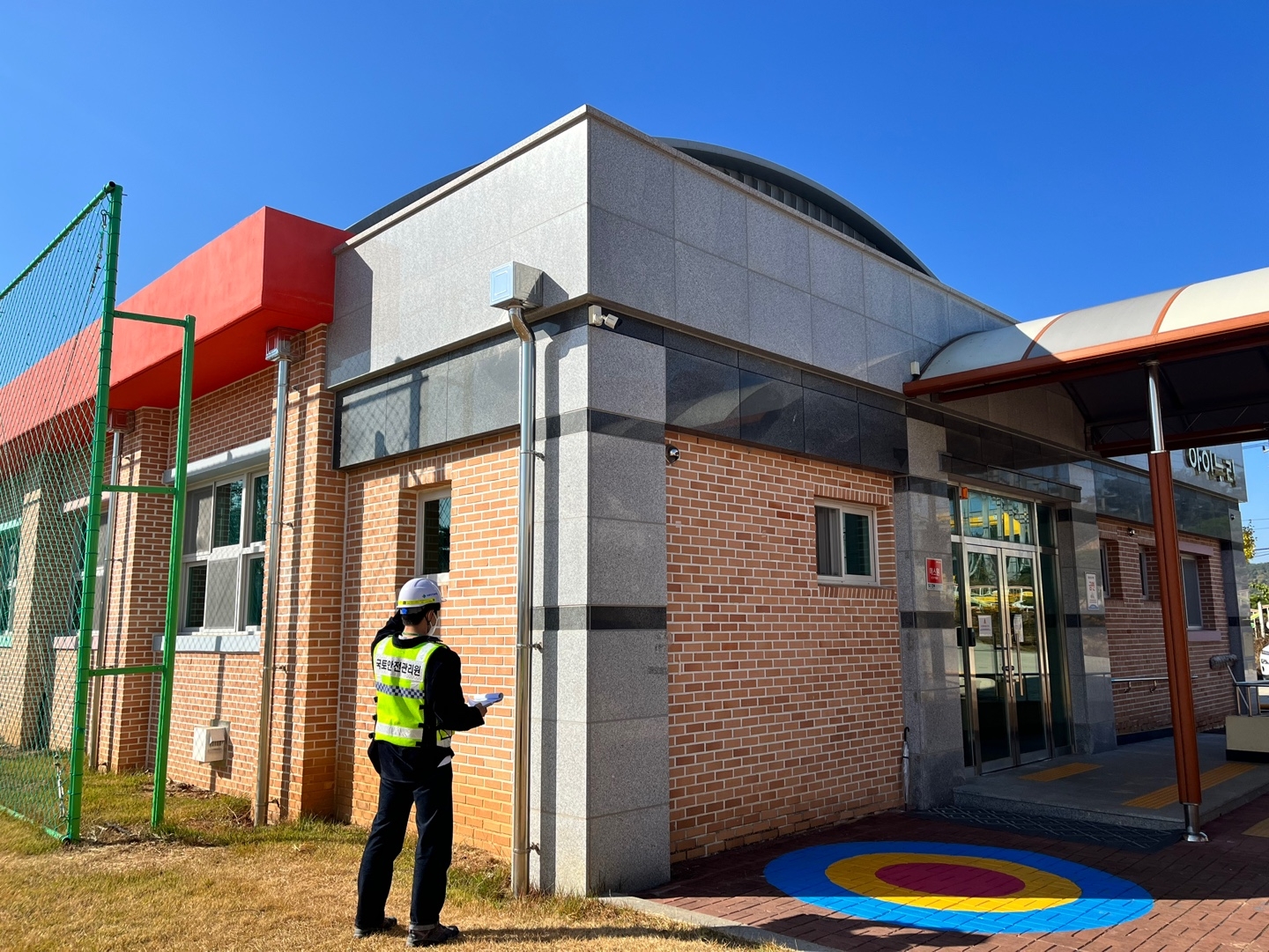 임시주거시설 무상 안전점검 모습.(사진=국토안전관리원)