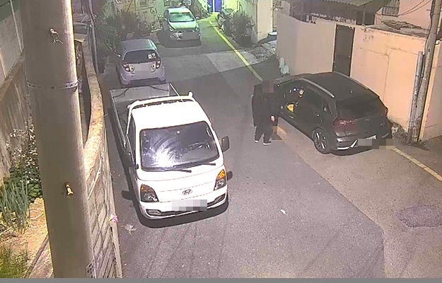 CCTV관제센터에 포착된 차량털이범행 모습.(제공=부산경찰청)