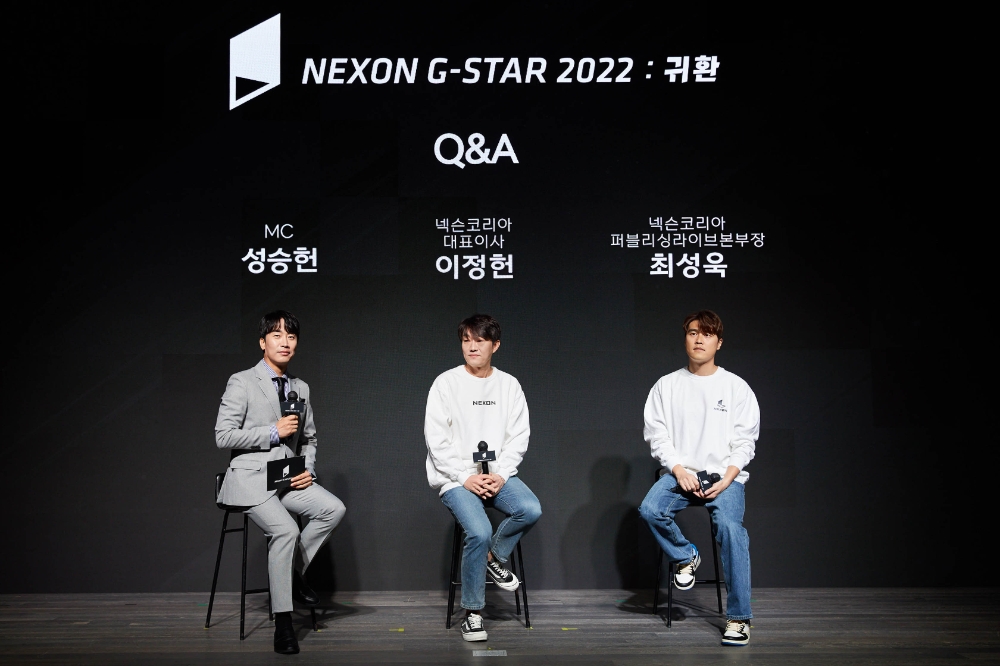 왼쪽부터 MC 성승헌, 넥슨코리아 대표이사 이정헌, 퍼블리싱라이브본부장 최성욱이 넥슨 지스타 2022 프리뷰를 진행하고 있다. 사진=넥슨