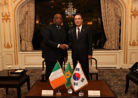 이성희 농협중앙회장이 9일 서울에서 알루 완유 외젠 비티 주한 코트디부아르 대사와 만나 농업분야 상호발전을 위해 의견을 나누고 있다. 사진=농협중앙회