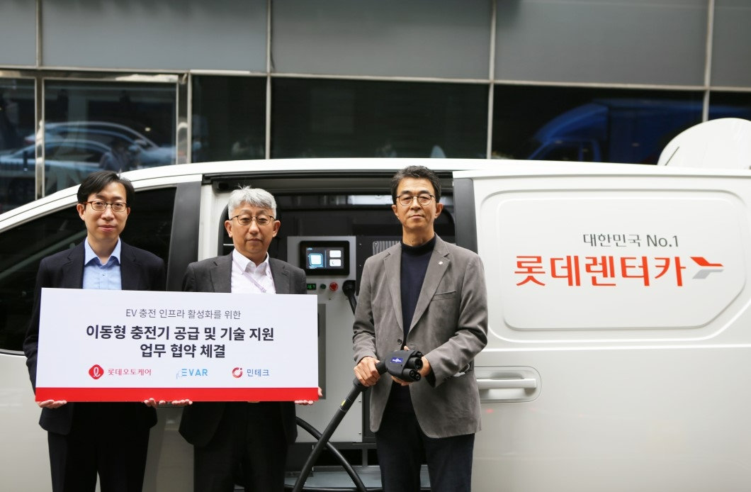 울 영등포구 소재 롯데오토케어 본점에서 3일 진행된 협약식에 이규필 롯데오토케어 대표이사(우), 이훈 에바 대표이사(좌), 홍영진 민테크 대표이사(중앙)가 참석했다.(사진=롯데렌탈)