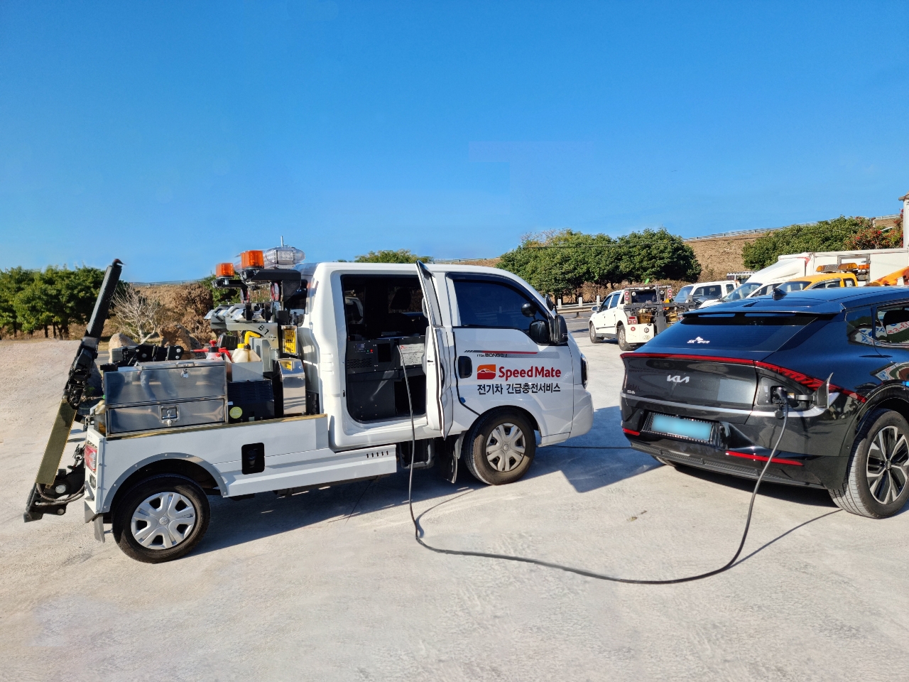 스피드메이트 출동차량이 전기차를 충전하고 있다.(사진=SK네트웍스)