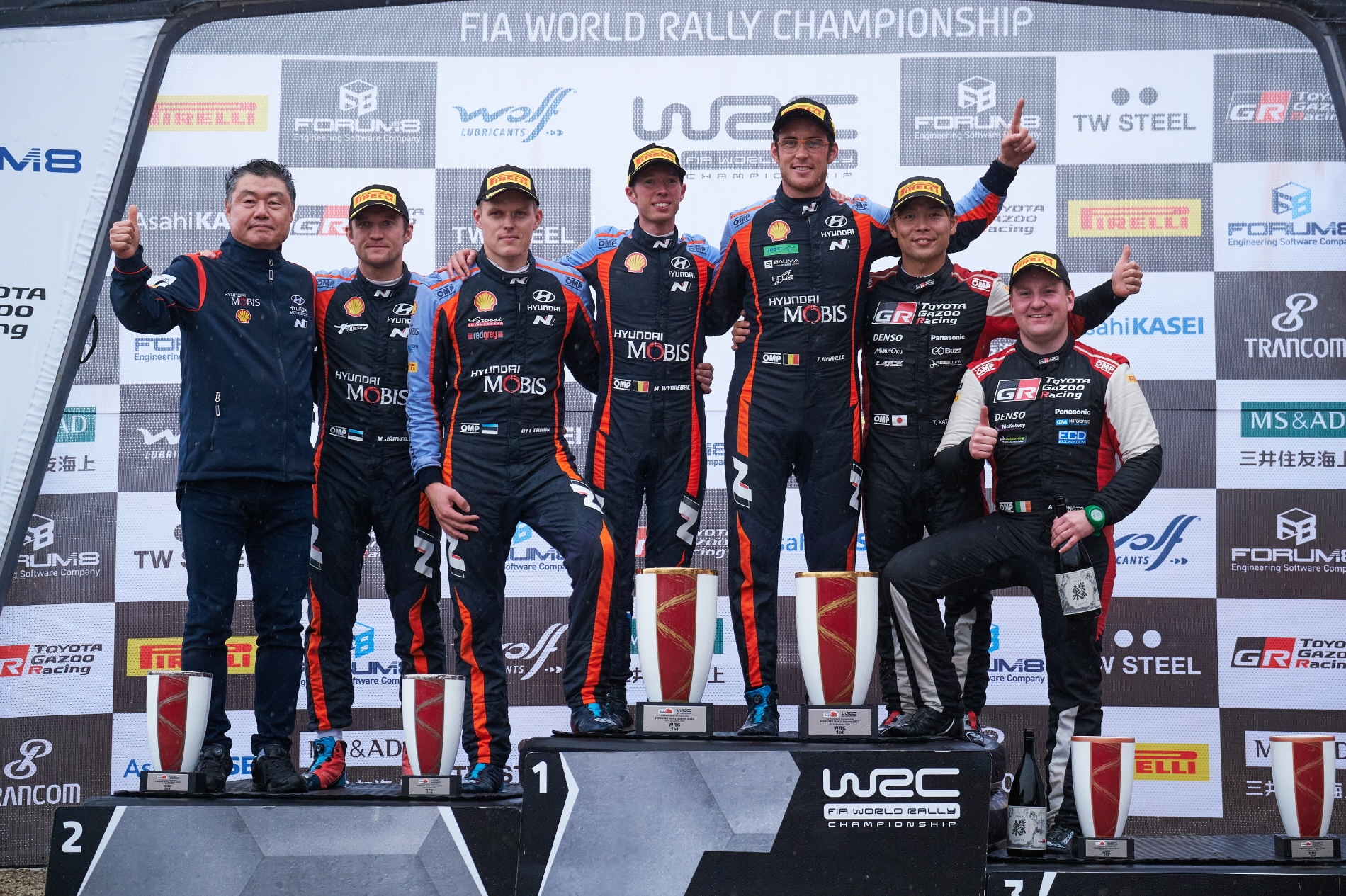 (왼쪽부터) 현대자동차 모터스포츠법인장 김선평 상무, 2위에 오른 현대차 월드랠리팀 소속 코드라이버 마틴 야르베오야(Martin Järveoja)와 오트 타낙(Ott Tänak), 우승을 차지한 현대차 월드랠리팀 소속 코드라이버 마틴 비데거(Martijn Wydaeghe)와 티에리 누빌(Thierry Neuville), 3위에 오른 도요타팀 소속 다카모토 가츠타(Takamoto Katsuta)와 코드라이버 아론 존스턴(Aaron Johnston).(사진=현대자동차)