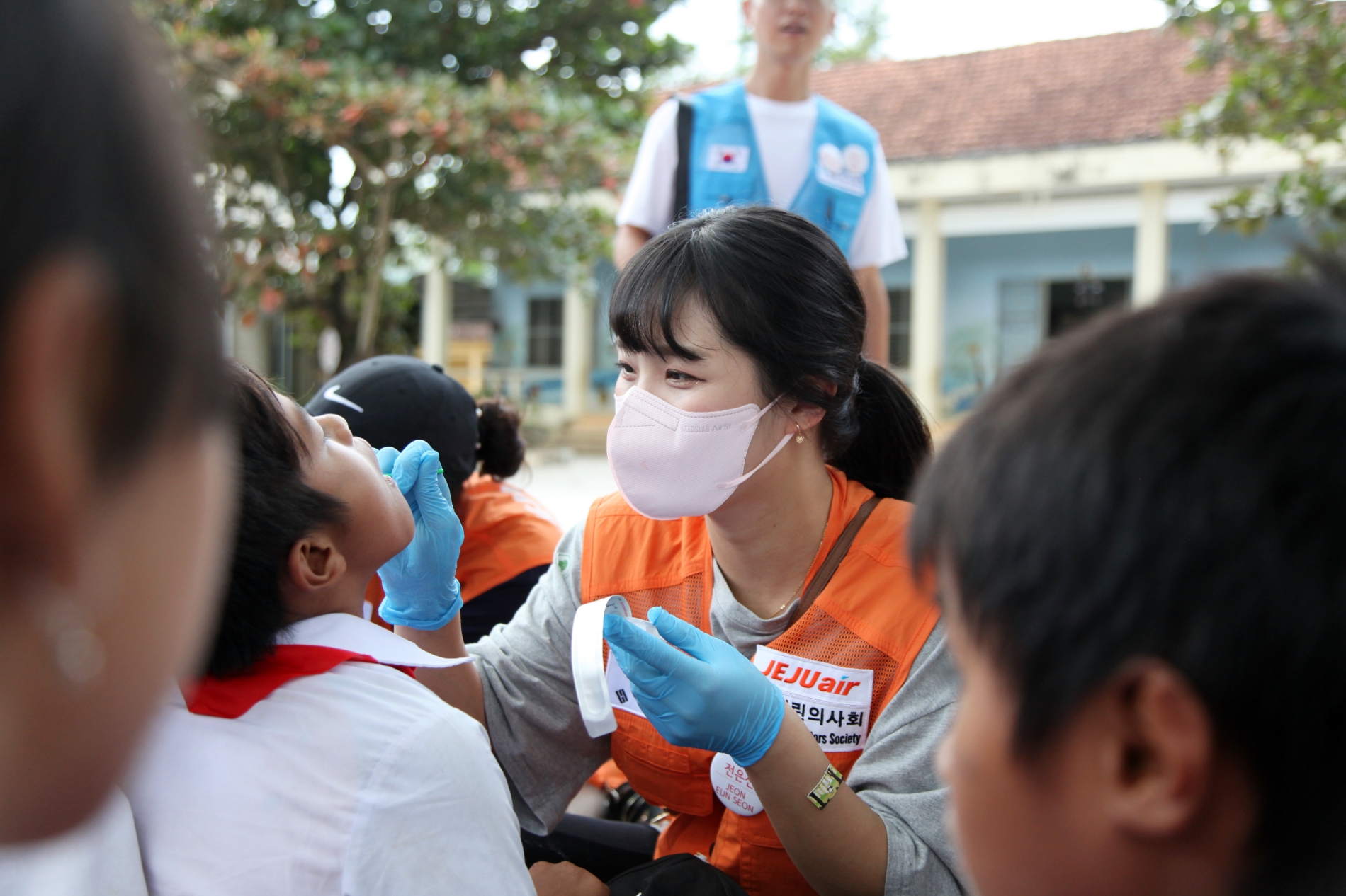 제주항공과 열린의사회의 자원봉사자들이 베트남 냐짱(나트랑) 근교 칸호아 제주초등학교에서 주민들에게 구강보건교육을 진행하고 있다. (사진=제주항공)
