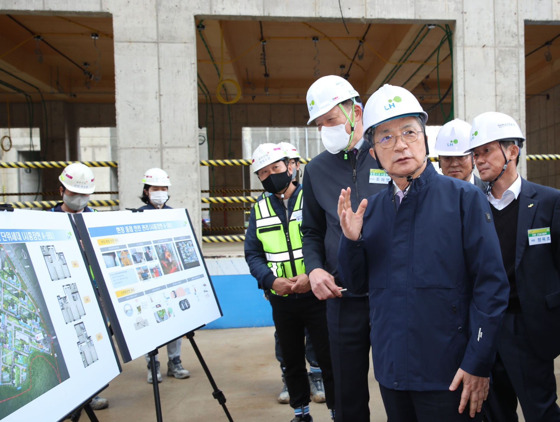 이한준 LH사장이 시흥장현 A9BL 신혼희망타운 건설현장을 점검하고 있다.(사진=LH)