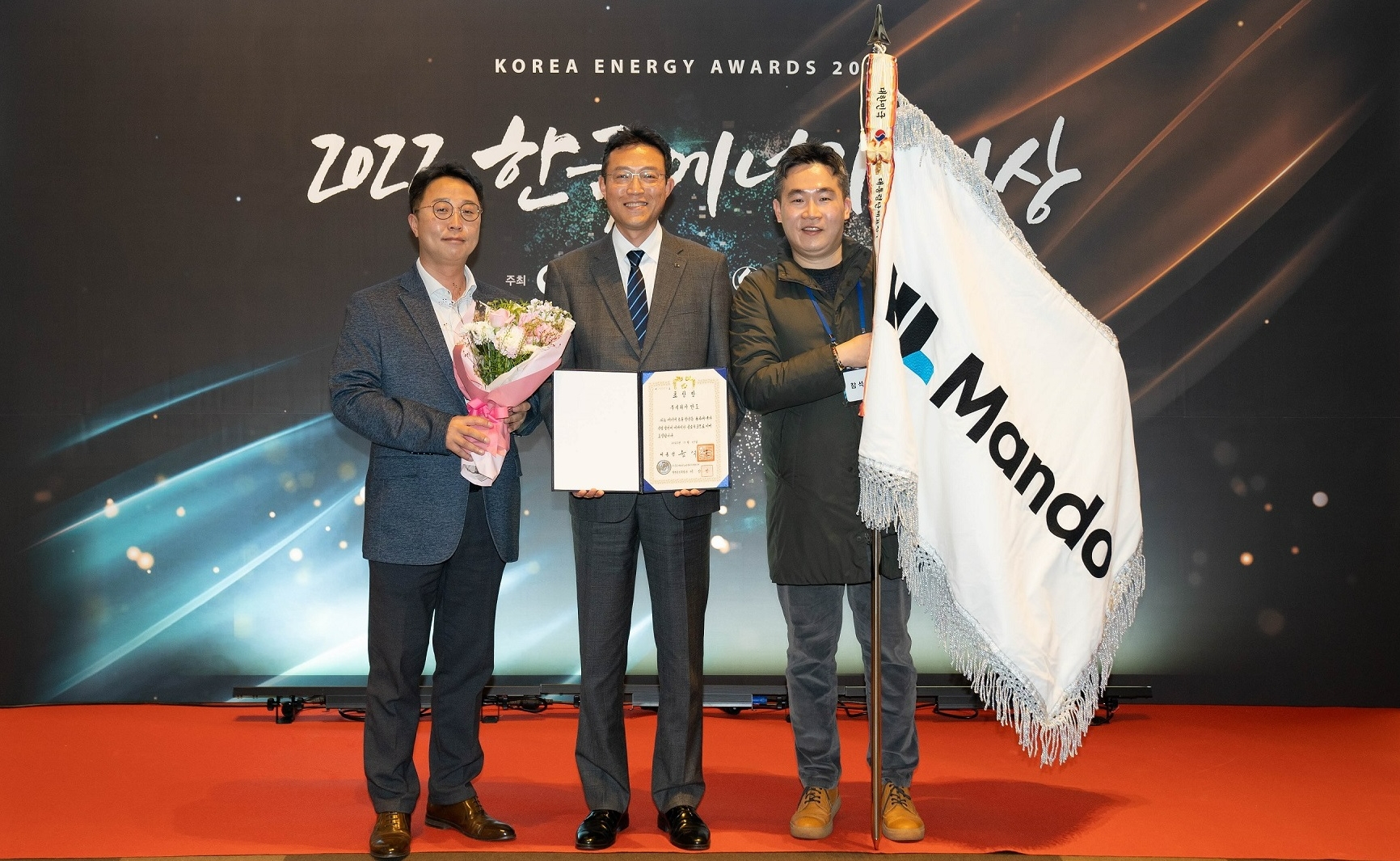 HL만도 평택 오퍼레이션 센터장 이재영 상무(가운데)가 시상식 후 기념촬영을 하고 있다.(사진=HL만도)