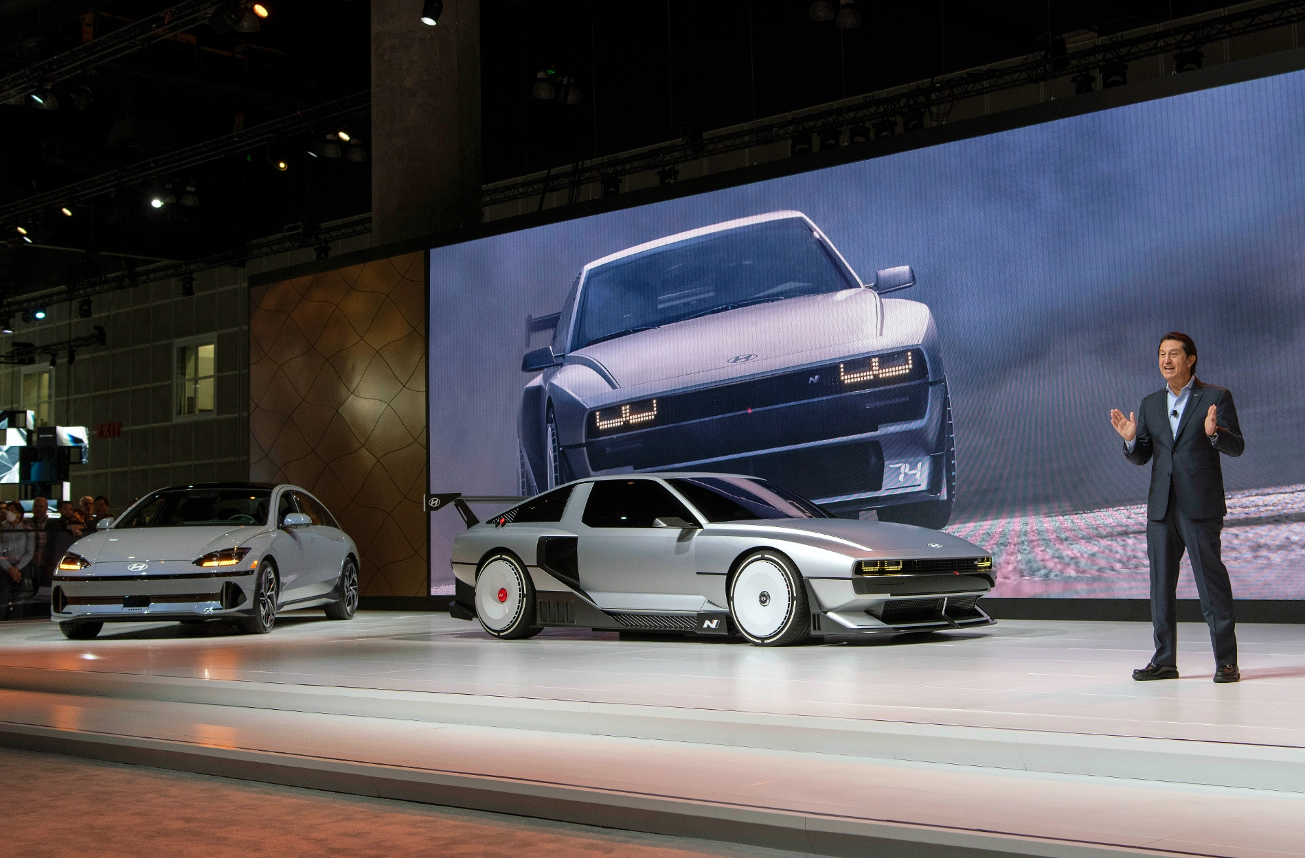 17일(현지시각) 미국 LA 컨벤션 센터(Los Angeles Convention Center)에서 열린 <2022 LA 오토쇼(2022 Los Angeles Auto Show)>에서 현대차 글로벌최고운영책임자 호세 무뇨스(Jose Munoz) 사장이 '아이오닉 6'와 ‘N Vision 74’를 소개하고 있다.(사진=현대자동차)