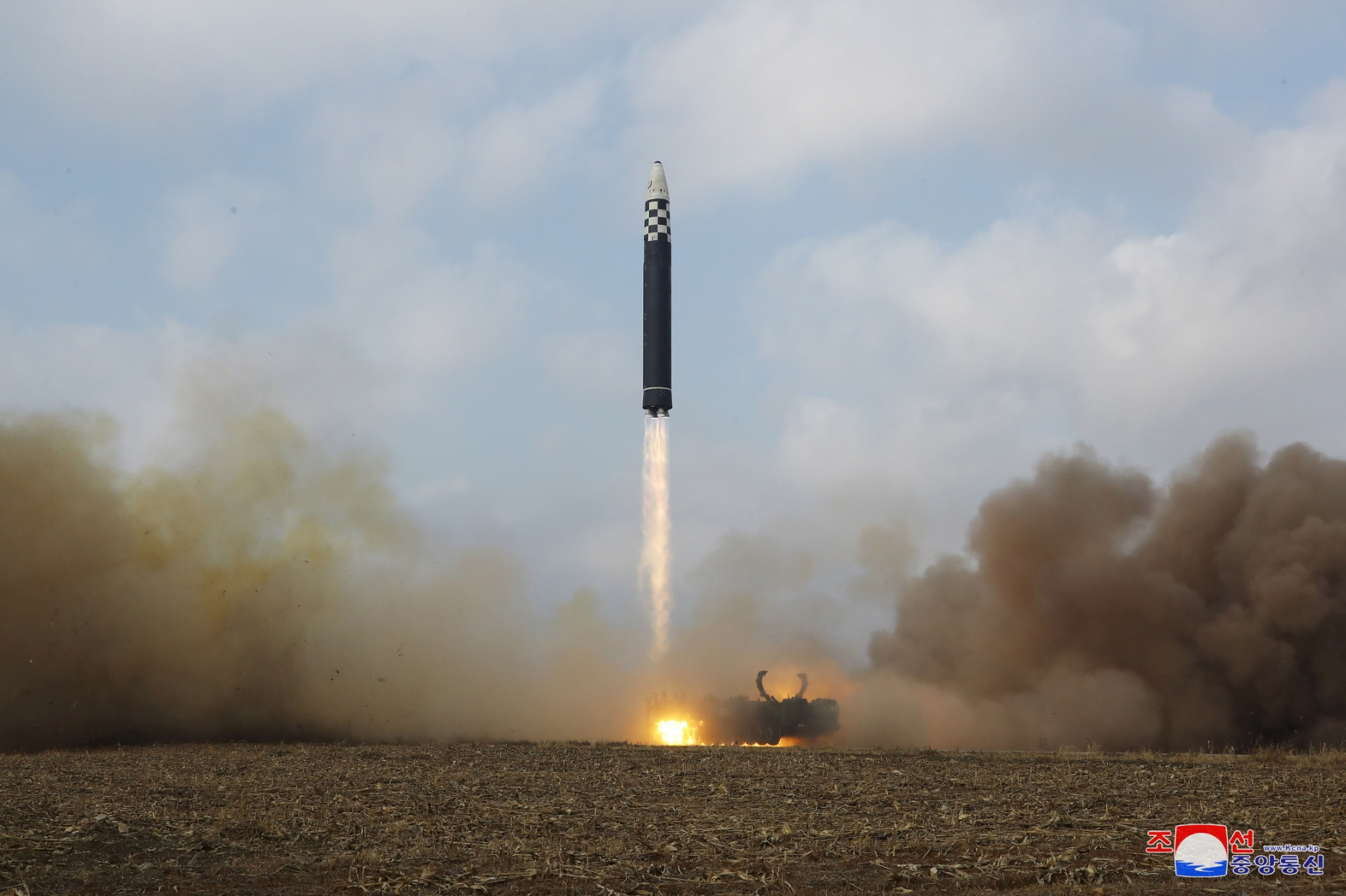 북한, 어제 화성-17형 시험발사…김정은 &quot;핵에는 핵으로 대응&quot;.(사진=엽합뉴스)