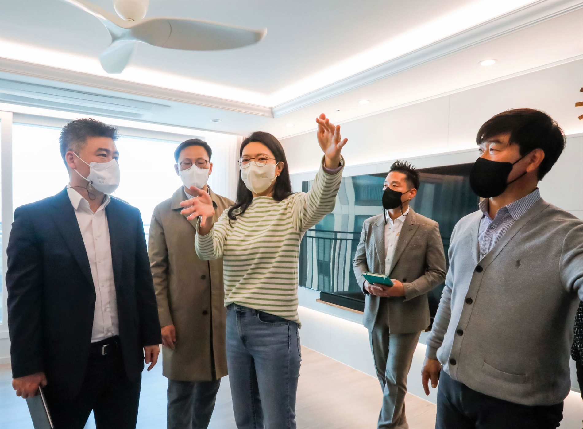 지난 18일 경기 파주 ‘e편한세상 운정 어반프라임’ 현장에서 개최한 ‘홈커밍 데이’ 행사에서 DL이앤씨 직원들이 입주민과 상품 개선점에 대한 대화를 나누고 있다.(사진=DL이앤씨)