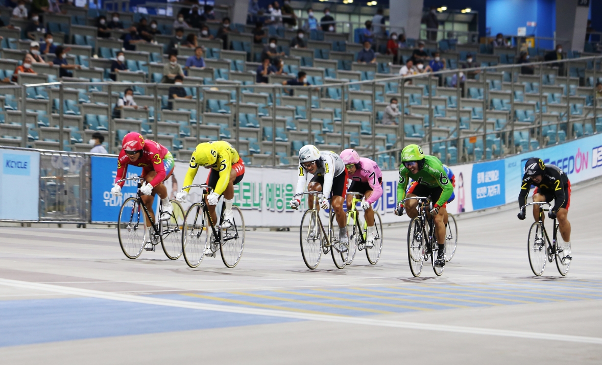 광명스피돔에서 양승원 선수(3번 빨강색유니폼)가 결승선을 향해 질주하고 있다. (사진=국민체육진흥공단)
