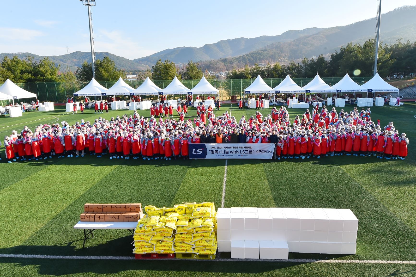 LS그룹(회장 구자은)이 지난 19일 그룹 연수원인 LS미래원에서 경기도 안성시와 함께 ‘사랑의 김장 나누기’ 행사를 개최하고, 안성시내 사회복지시설과 소외계층 약 700가구에 김치 5,000여 포기, 쌀 470포대(10kg1포대), 토종벌꿀 100단지(0.5kg1단지) 등을 전달했다. (사진=LS그룹)