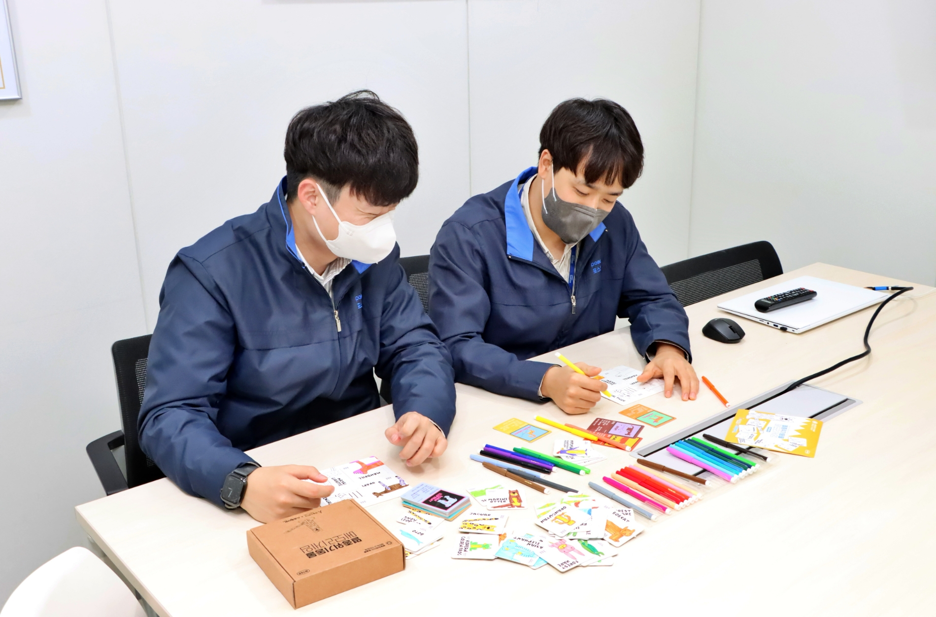 포스코O&M 직원들이 발달장애 아동 재활치료 지원과 인식 개선을 위한 KIT 제작에 참여하고 있다.(사진=포스코O&M)