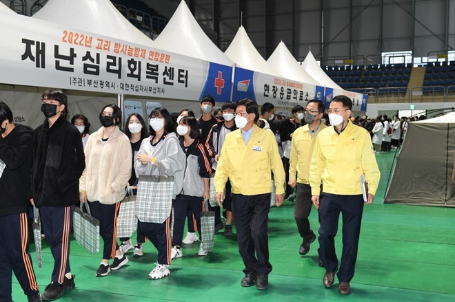 정종복 기장군수가 24일 훈련장소인 강서체육공원 체육관에서 현장 훈련을 점검하고 있다.(사진제공=부산 기장군)