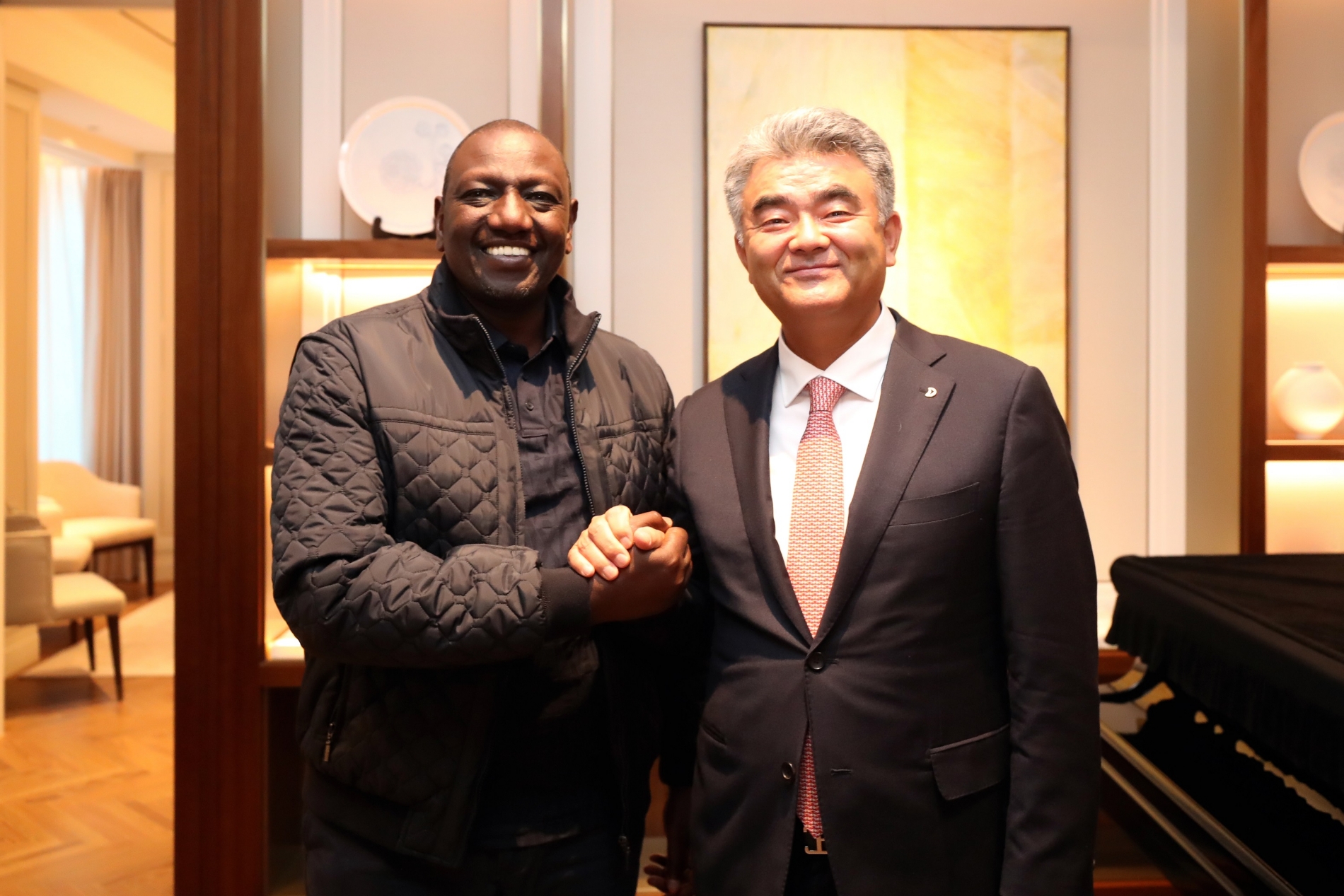 윌리엄 루토(William Ruto) 케냐 대통령과 중흥그룹 정원주 부회장.(사진=대우건설)