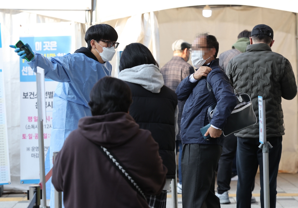 21일 오전 서울 노원구보건소 코로나19 선별진료소를 찾은 시민들이 의료진의 안내를 받고 있다. 사진=연합뉴스