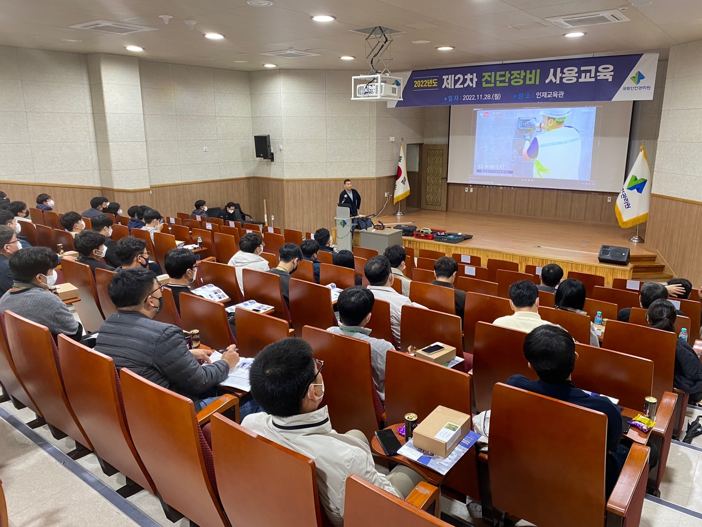 진단장비 사용교육 모습.(사진=국토안전관리원)