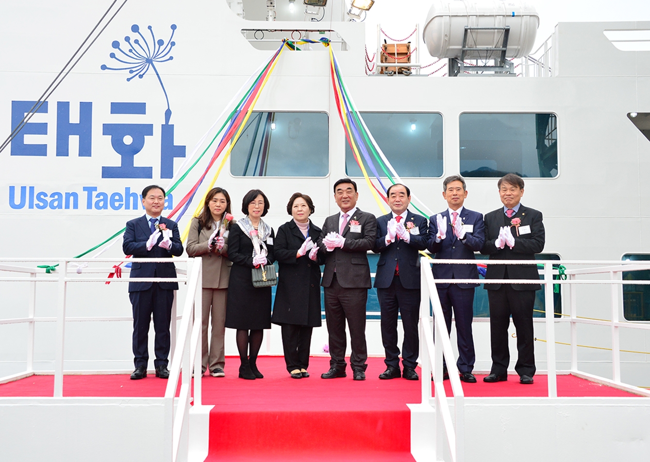 (왼쪽 첫번째) 김형관 현대미포조선 사장, (다섯번째부터) 김두겸 울산시장, 김기환 울산시의회 의장, 안효대 울산시 경제부시장, 김재균 울산항만공사 사장.(사진=현대중공업그룹)