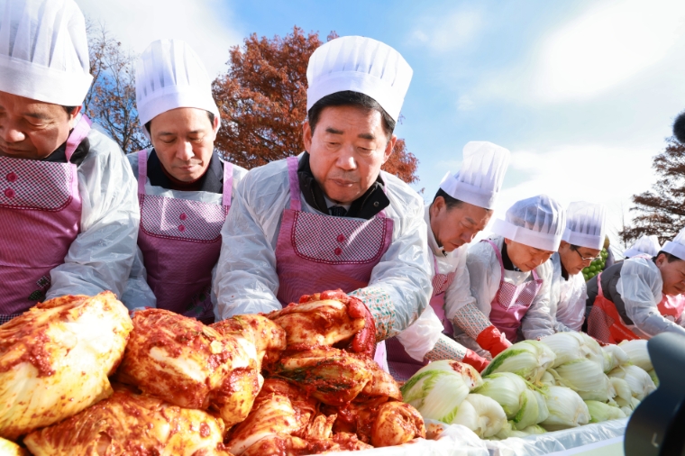 김진표 의장, 국회 생생텃밭 연말 김장 나눔 행사 참석