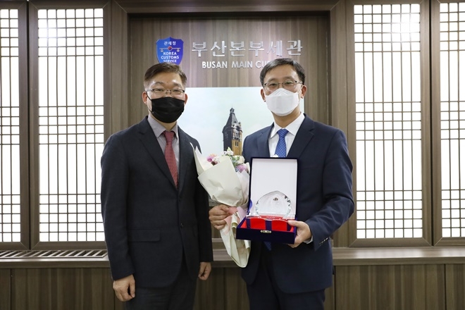 부산본부세관은 이랜드그룹으로부터 수출입 안전관리 지원에 대한 공로로 감사패를 전달받고 기념촬영.(오른쪽 고석진 부산본부세관장).(사진제공=부산본부세관)