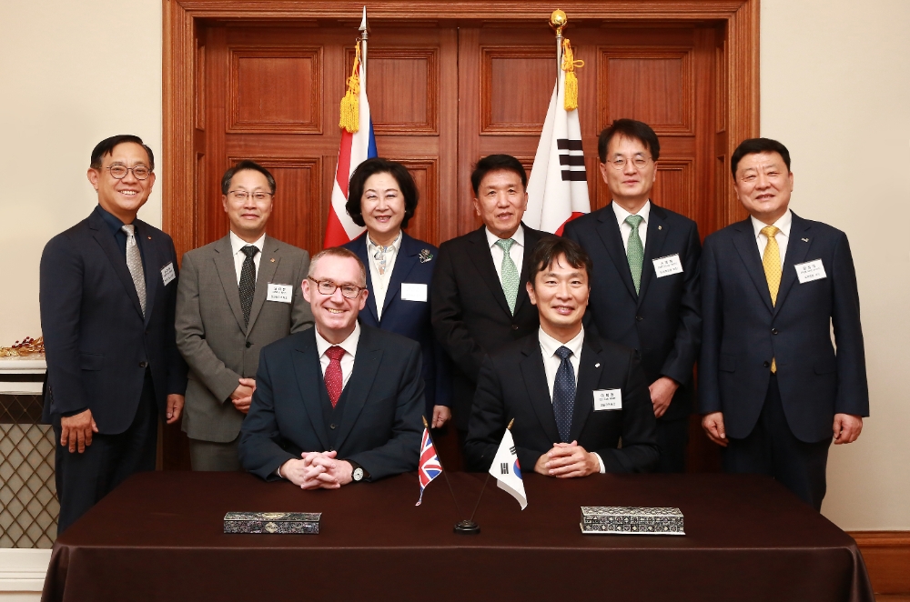 윗줄 왼쪽부터 한화투자증권 권희백 대표이사, 남이현 한화솔루션 대표이사, 김은미 이화여자대학교 총장, 함영주 하나금융그룹 회장, 손병환 NH농협금융지주 회장, 편정범 교보생명 대표이사, 아랫줄 왼쪽부터 콜린 크룩스 주한영국대사, 이복현 금융감독원장이 업무협약 기념촬영을 하고 있다. 사진=한화투자증권