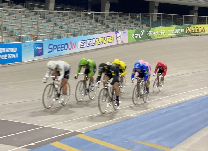 제27기 경륜선수후보생들이 광명스피돔에서 적응훈련을 진행하고 있다. (사진=국민체육진흥공단)