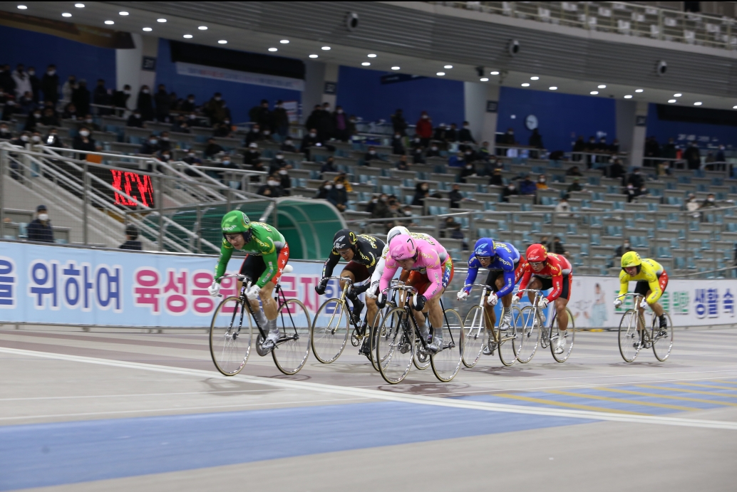 지난해 그랑프리경륜 결승전에 출전한 선수들이 경주를 펼치고 있다. (사진=국민체육진흥공단)