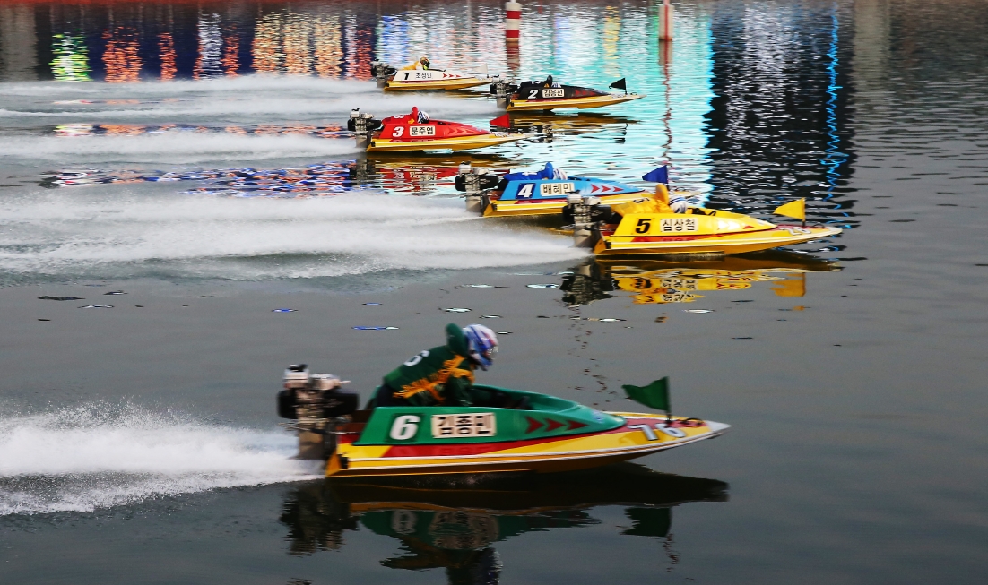 지난해 그랑프리경정 결승전에 출전한 선수들이 경주를 진행하고 있다. (사진=국민체육진흥공단)