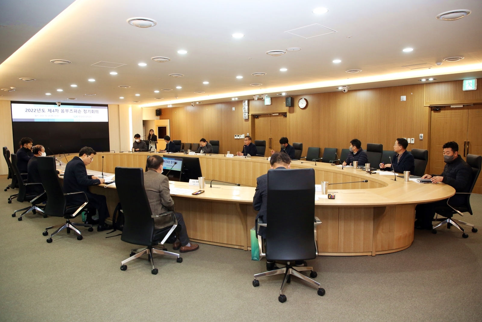 ‘제4회 LX옴부즈퍼슨 회의’(12월20일 LX공사 본사)가 개최된 가운데 성기청 상임감사가 이야기를 나누고 있다.(사진=LX한국국토정보공사)