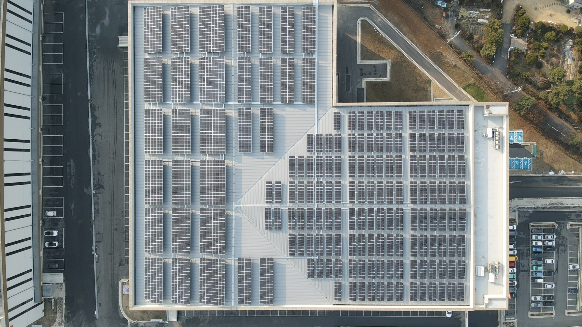 SK네트웍스 이천물류센터 B동 옥상에 설치된 1MW 규모의 태양광 발전설비.(사진=SK네트웍스)