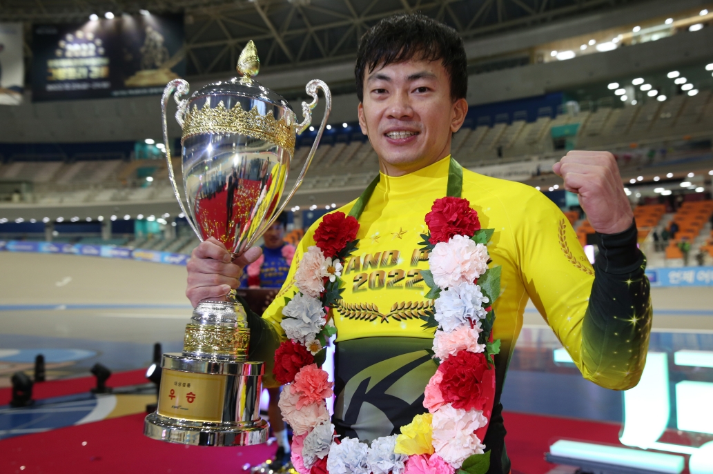 2022년 그랑프리 경륜 우승자 정종진 선수가 시상식에서 트로피를 들고 기뻐하고 있다. (사진=국민체육진흥공단)