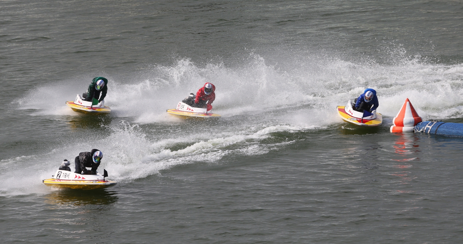 경주에 출전한 선수들이 전법을 구사하며 턴마크를 돌고 있다. (사진=국민체육진흥공단)