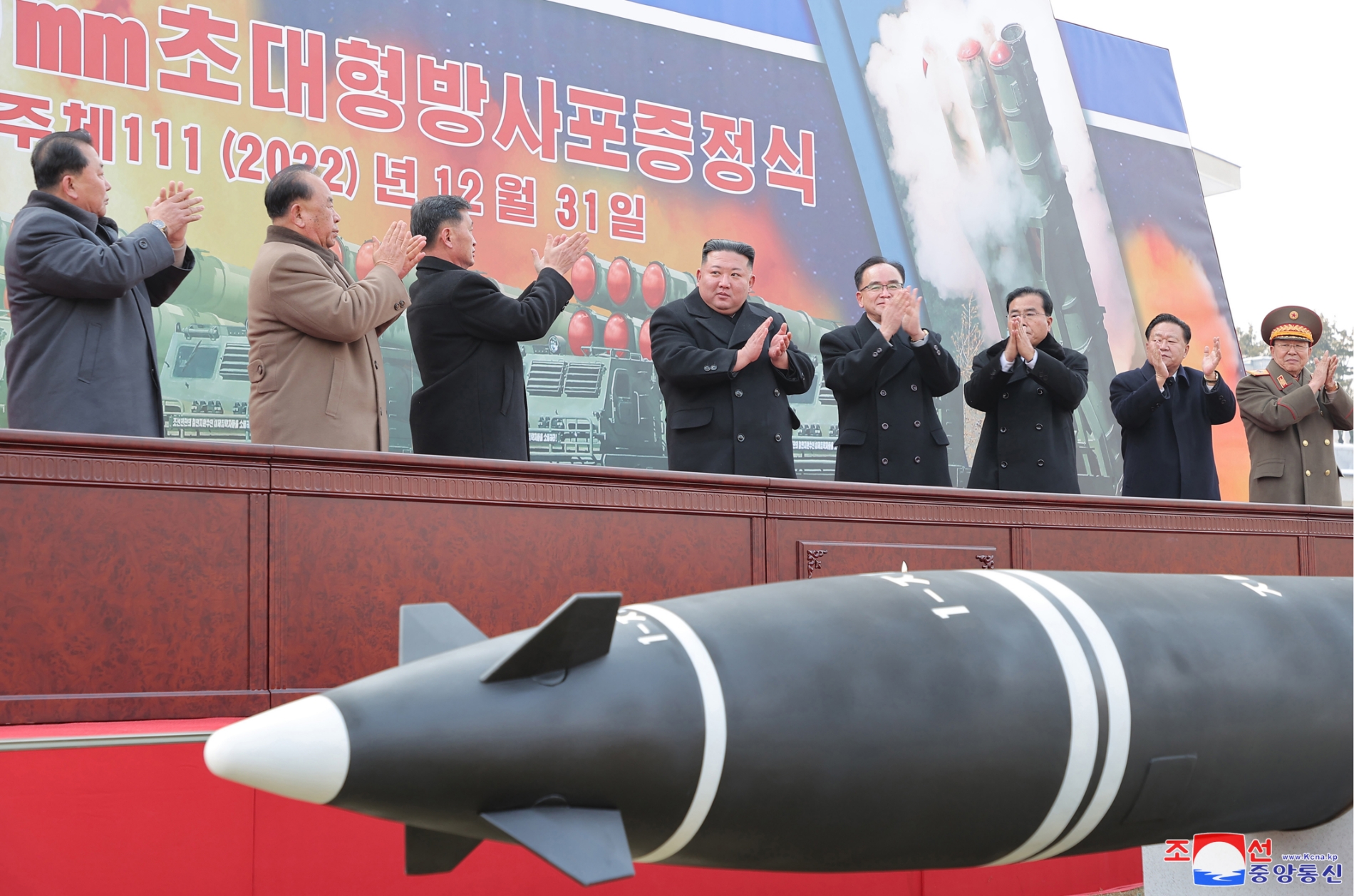 김정은 북한 국무위원장은 지난달 31일과 1일 각각 발사한 초대형 방사포(600㎜)에 대해 &quot;남조선전역을 사정권에 두고 전술핵탑재까지 가능한 공격형 무기&quot;라고 밝혔다.(사진=연합뉴스)