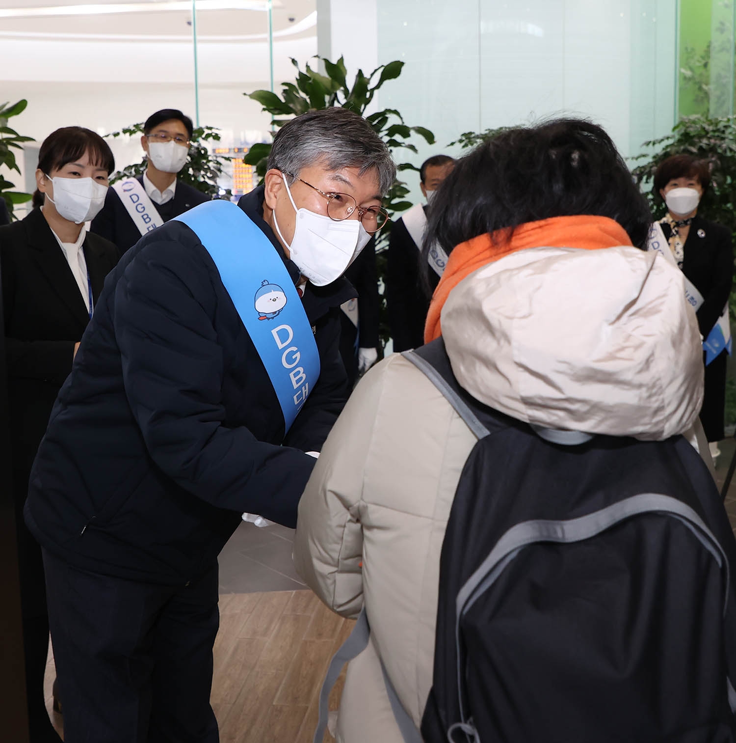 새해 첫 출근길, 수성동 본점에서 직원들과 첫 인사를 나누는 황병우 은행장. 사진=DGB대구은행