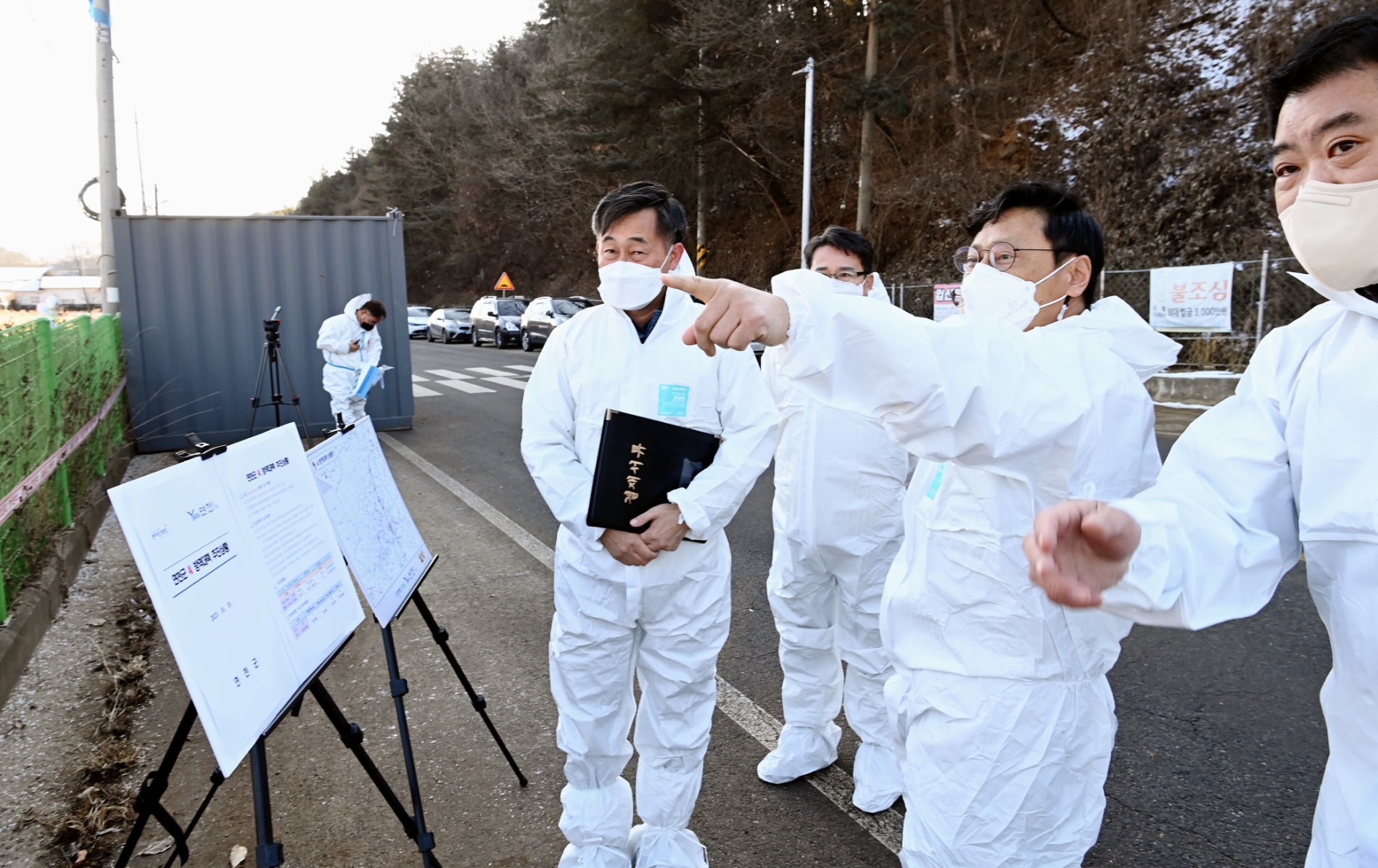 발생 농가 찾아 방역상황을 점검하는 오후석 부지사
