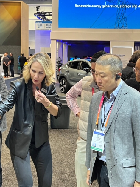 구자은 LS그룹 회장이 6일(미국 현지시간) 미국 라스베이거스에서 개최된 CES 2023에 참관해, 글로벌 OEM의 상용차 전기차 플랫폼 구조 및 특성에 대한 설명을 듣고 있다. 사진=LS그룹