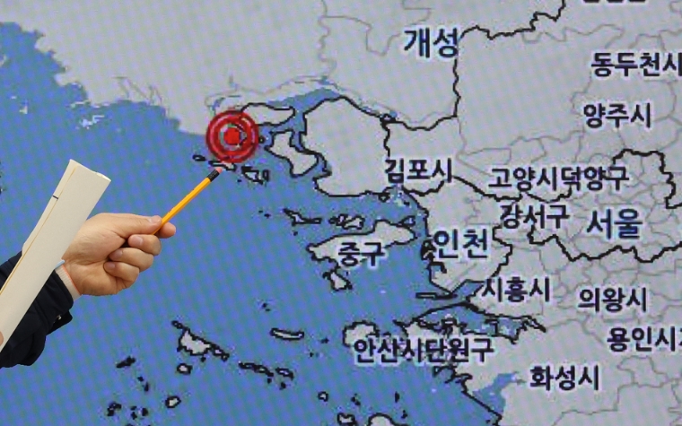 인천시 강화군 서쪽 25㎞ 해역에서 규모 3.7 지진이 발생한 9일 서울 동작구 기상청 정책브리핑실에서 지진발생 위치 및 진도 상세정보를 분석하고 있다. 사진=연합뉴스