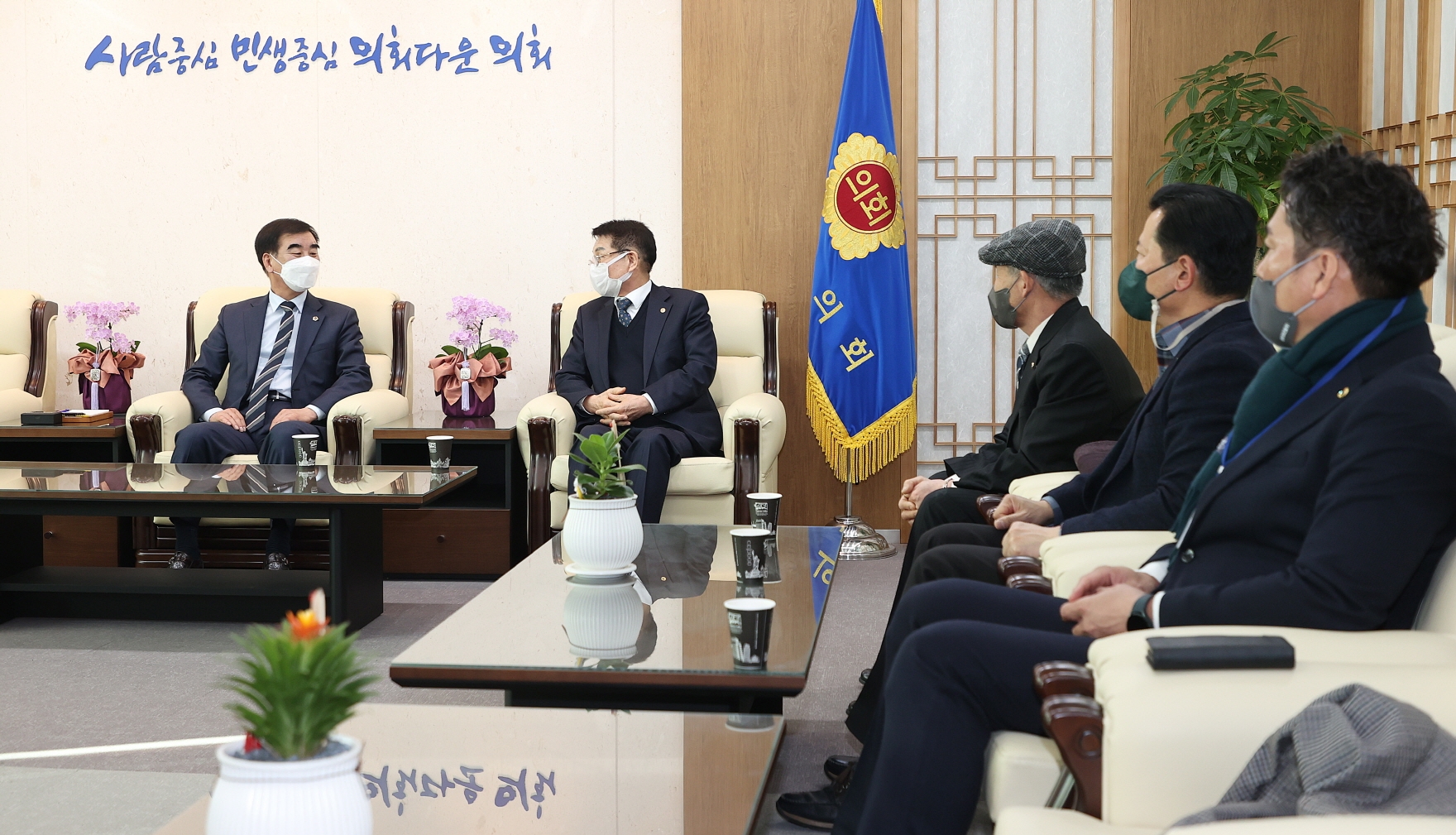 바르게살기운동 경기도협의회 임원진과 대화를 나누는 염종현 의장