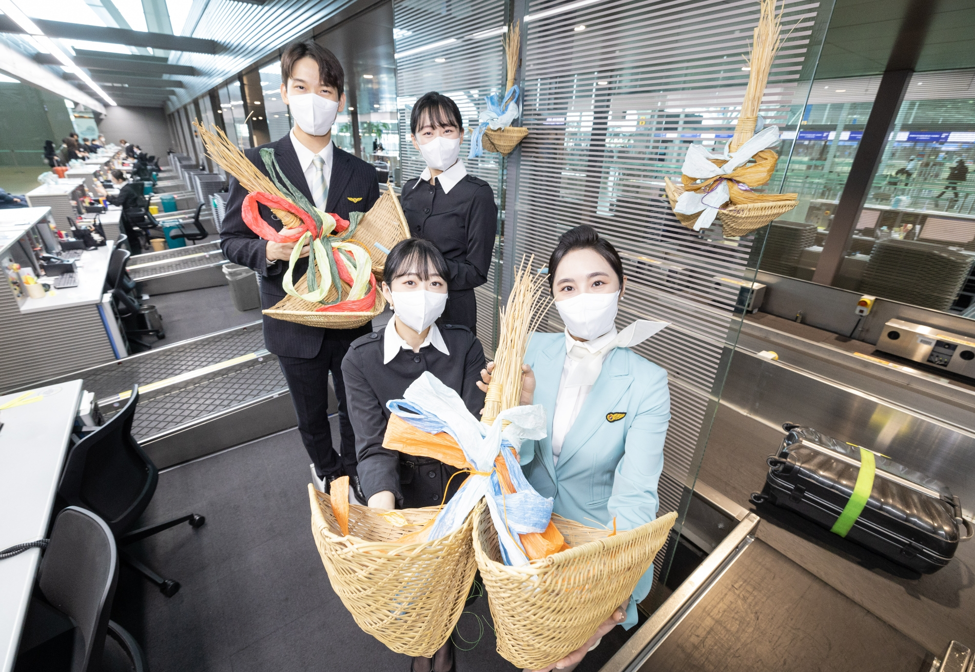 대한항공 객실승무원 등 직원들이 인천공항 제2여객터미널 대한항공 카운터에서 기념촬영을 하고 있는 모습.(사진=대한항공)