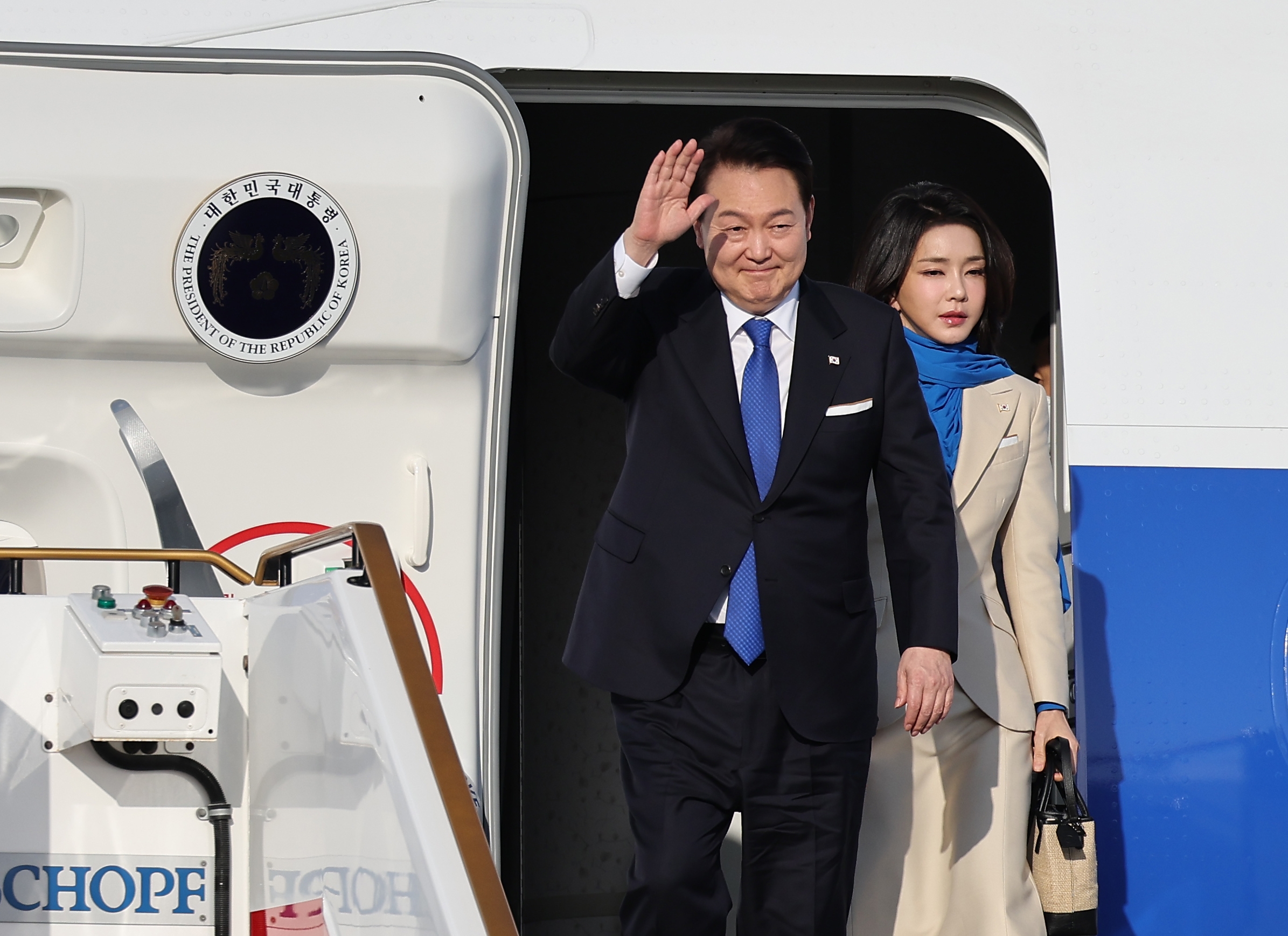 윤석열 대통령과 김건희 여사가 14일(현지시간) 아랍에미리트(UAE) 아부다비 왕실공항에 도착, 공군 1호기에서 내리고 있다. 사진=연합뉴스