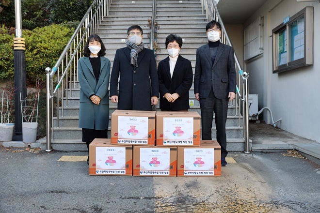 지선민 성우원 원장(오른쪽에서 두번째)과 부산지방국세청 현경훈 행정팀장(왼쪽 두번째) 등 직원들.(사진제공=부산국세청)