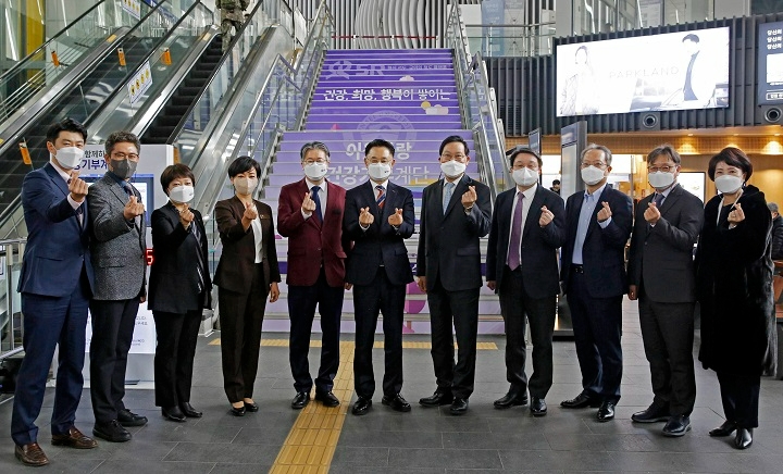 (왼쪽 여섯번째) 이종국 SR 대표이사, (오른쪽 다섯번째) 송영구 강남세브란스병원장.(사진=SR)