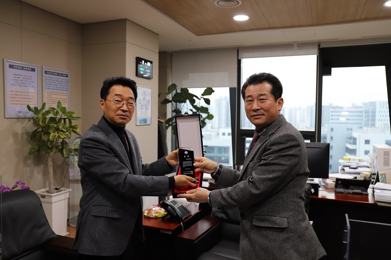 좌 양동우 전력거래소 경영기획 부이사장, 우 노배성 광주지방조달청장. (사진=전력거래소)