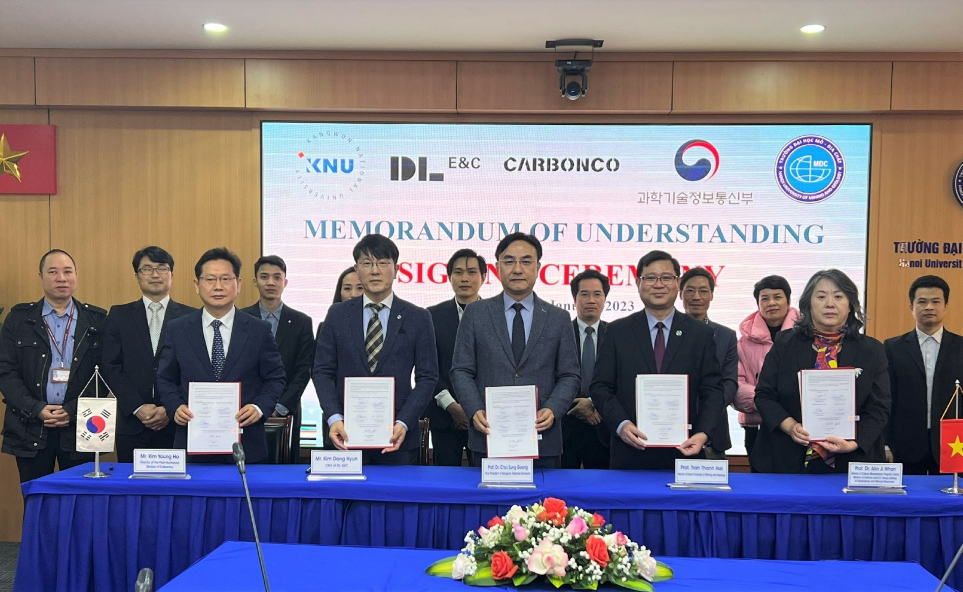 (왼쪽부터) 카본코 사업수행실 김영호 부장, DL이앤씨 플랜트사업본부 김동현 실장, 강원대학교 최성웅 부총장, 하노이광업지질대학교 탕 하이 쩐(Thanh Hai Tran) 총장, 탄소광물화플래그십사업단 안지환 단장.(사진=DL이앤씨)